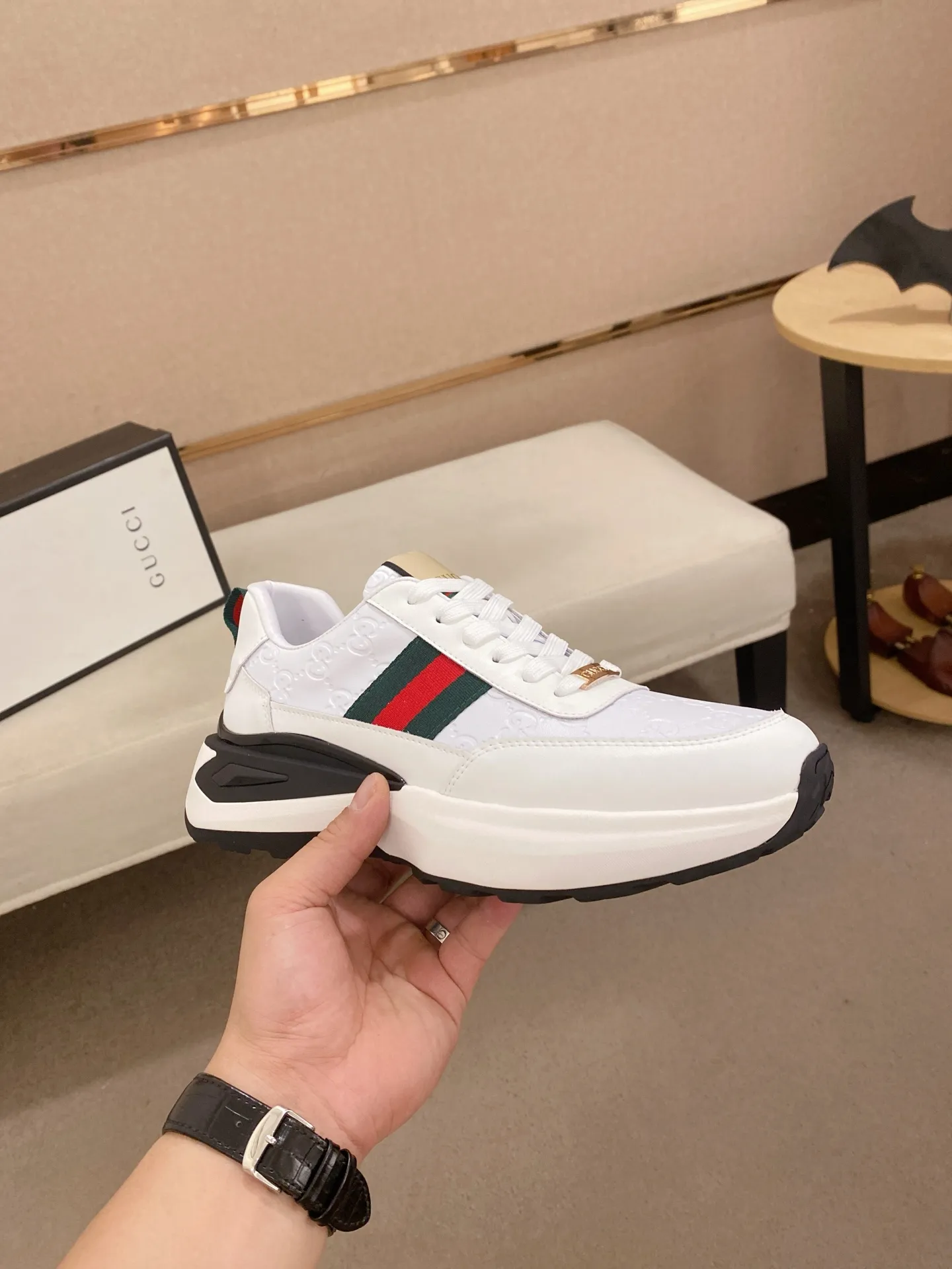 Men's shoes 💰 462💰The new GUCCI (Gucci) counters are launched simultaneously. The new men's shoes, 😘fabrics are selected from imported cowhide, and the lining is sheepskin lining. 👍🏿 High-end ☄️ air-cushion molded anti-slip rubber outsole, exquisite lines, simple and elegant, comfortable and high-end for leisure travel. Code number: 38 to 44 (45 can be customized and cannot be returned or exchanged)